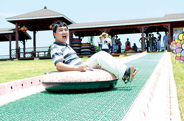 在乐优滑草场体验滑草的乐趣